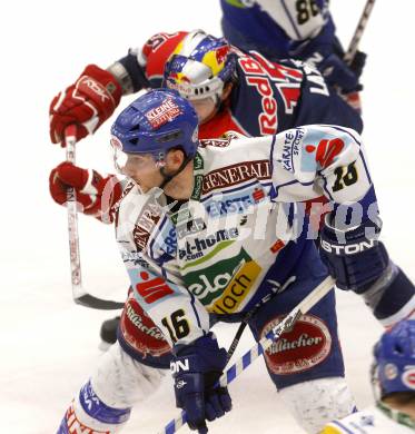 EBEL. Eishockey Bundesliga. EC Pasut VSV gegen EC Red Bull Salzburg. Dan Cavanaugh, (VSV),  Manuel Latusa (Salzburg). Villach, am 11.1.2009.
Foto: Kuess 


---
pressefotos, pressefotografie, kuess, qs, qspictures, sport, bild, bilder, bilddatenbank