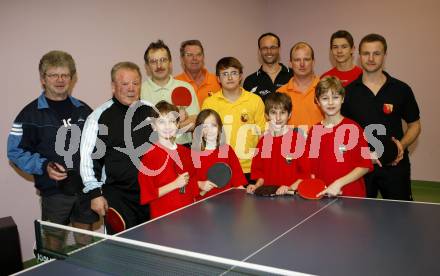 Tischtennisclub Landskron. Leo Guldenprein, Hans Grud, Arthur Jank, Sebastian BrunnerGerd Brandstaetter, Gernot Handler, Markus Straub mit Nachwuchs. Landskron, am 30.1.2009.
Foto: Kuess
---
pressefotos, pressefotografie, kuess, qs, qspictures, sport, bild, bilder, bilddatenbank