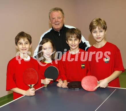 Tischtennisclub Landskron. Obmann Hans Grud mit Nachwuchsspielern. Landskron, am 30.1.2009.
Foto: Kuess
---
pressefotos, pressefotografie, kuess, qs, qspictures, sport, bild, bilder, bilddatenbank