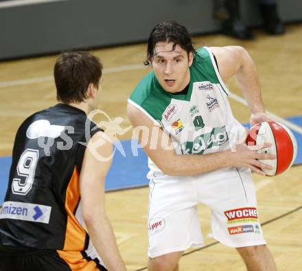 Basketball Bundesliga. Woerthersee Piraten gegen Klosterneuburg. Andreas Kuttnig (Piraten), Christoph Nagler (Klosterneuburg). Klagenfurt, am 1.2.2009.
Foto: Kuess 

---
pressefotos, pressefotografie, kuess, qs, qspictures, sport, bild, bilder, bilddatenbank