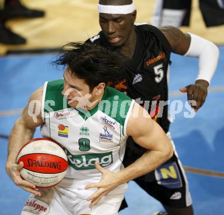 Basketball Bundesliga. Woerthersee Piraten gegen Klosterneuburg. Andreas Kuttnig (Piraten), Curtis Bobb (Klosterneuburg). Klagenfurt, am 1.2.2009.
Foto: Kuess 

---
pressefotos, pressefotografie, kuess, qs, qspictures, sport, bild, bilder, bilddatenbank