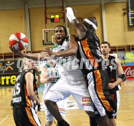 Basketball Bundesliga. Woerthersee Piraten gegen Klosterneuburg.  Tim Burnette (Piraten), Curtis Bobb (Klosterneuburg). Klagenfurt, am 1.2.2009.
Foto: Kuess 

---
pressefotos, pressefotografie, kuess, qs, qspictures, sport, bild, bilder, bilddatenbank