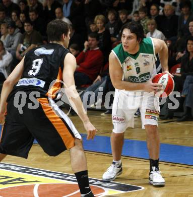 Basketball Bundesliga. Woerthersee Piraten gegen Klosterneuburg. Andreas Kuttnig (Piraten), Christoph Nagler (Klosterneuburg). Klagenfurt, am 1.2.2009.
Foto: Kuess 

---
pressefotos, pressefotografie, kuess, qs, qspictures, sport, bild, bilder, bilddatenbank