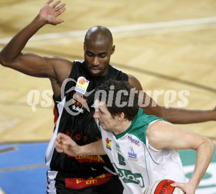 Basketball Bundesliga. Woerthersee Piraten gegen Klosterneuburg. Selmir Husanovic (Piraten), Marquis Wright (Klosterneuburg). Klagenfurt, am 1.2.2009.
Foto: Kuess 

---
pressefotos, pressefotografie, kuess, qs, qspictures, sport, bild, bilder, bilddatenbank