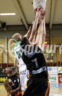 Basketball Bundesliga. Woerthersee Piraten gegen Klosterneuburg. Joachim Buggelsheim (Piraten), Damir Hamidovic (Klosterneuburg). Klagenfurt, am 1.2.2009.
Foto: Kuess 

---
pressefotos, pressefotografie, kuess, qs, qspictures, sport, bild, bilder, bilddatenbank