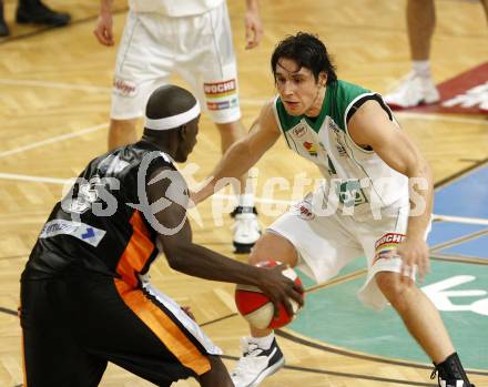 Basketball Bundesliga. Woerthersee Piraten gegen Klosterneuburg. Andreas Kuttnig (Piraten), Curtis Bobb (Kosterneuburg). Klagenfurt, am 1.2.2009.
Foto: Kuess 

---
pressefotos, pressefotografie, kuess, qs, qspictures, sport, bild, bilder, bilddatenbank