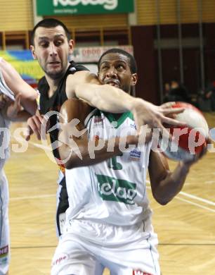 Basketball Bundesliga. Woerthersee Piraten gegen Klosterneuburg. Tim Burnette, (Piraten), Melvin Creddle (Klosterneuburg). Klagenfurt, am 1.2.2009.
Foto: Kuess 

---
pressefotos, pressefotografie, kuess, qs, qspictures, sport, bild, bilder, bilddatenbank