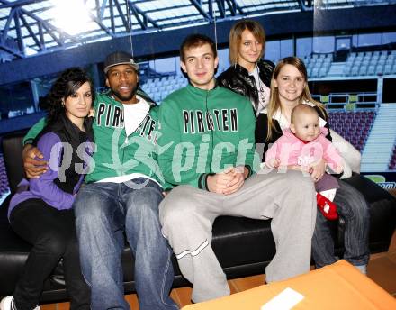 Basketball Bundesliga. Woerthersee Piraten. HAK International, Tag der offenen Tuer. Timothy Burnette, Rasid Mahalbasic. Klagenfurt, 5.2.2009.
Foto: Kuess
---
pressefotos, pressefotografie, kuess, qs, qspictures, sport, bild, bilder, bilddatenbank