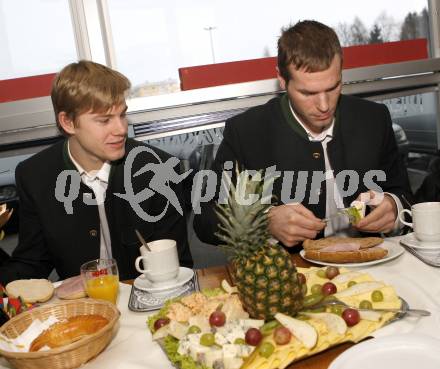 Eishockey Bundesliga. KAC. Fruehstueck in der Baeckerei Legat in Klagenfurt. Pirmann Markus, Quantschnig Christoph. Klagenfurt, 4.1.2009.
Foto: Kuess
---
pressefotos, pressefotografie, kuess, qs, qspictures, sport, bild, bilder, bilddatenbank