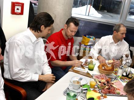 Eishockey Bundesliga. KAC. Fruehstueck in der Baeckerei Legat in Klagenfurt. Brandner Christoph, Mike Pellegrims, Tory Jeff. Klagenfurt, 4.1.2009.
Foto: Kuess
---
pressefotos, pressefotografie, kuess, qs, qspictures, sport, bild, bilder, bilddatenbank