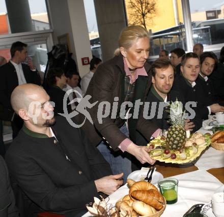 Eishockey Bundesliga. KAC. Fruehstueck in der Baeckerei Legat in Klagenfurt. Shantz Jeff, Schneider Andrew Klagenfurt, 4.1.2009.
Foto: Kuess
---
pressefotos, pressefotografie, kuess, qs, qspictures, sport, bild, bilder, bilddatenbank