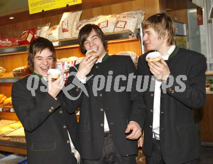 Eishockey Bundesliga. KAC. Fruehstueck in der Baeckerei Legat in Klagenfurt. Jakobitsch Silvio, Hundertpfund Thomas, Swette Rene. Klagenfurt, 4.1.2009.
Foto: Kuess
---
pressefotos, pressefotografie, kuess, qs, qspictures, sport, bild, bilder, bilddatenbank