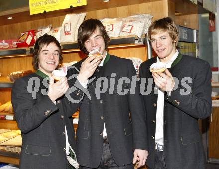 Eishockey Bundesliga. KAC. Fruehstueck in der Baeckerei Legat in Klagenfurt. Jakobitsch Silvio, Hundertpfund Thomas, Swette Rene. Klagenfurt, 4.1.2009.
Foto: Kuess
---
pressefotos, pressefotografie, kuess, qs, qspictures, sport, bild, bilder, bilddatenbank