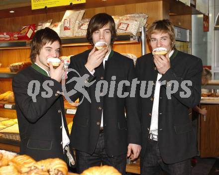 Eishockey Bundesliga. KAC. Fruehstueck in der Baeckerei Legat in Klagenfurt. Jakobitsch Silvio, Hundertpfund Thomas, Swette Rene. Klagenfurt, 4.1.2009.
Foto: Kuess
---
pressefotos, pressefotografie, kuess, qs, qspictures, sport, bild, bilder, bilddatenbank