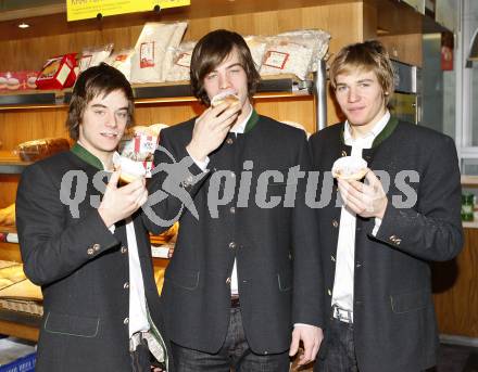 Eishockey Bundesliga. KAC. Fruehstueck in der Baeckerei Legat in Klagenfurt. Jakobitsch Silvio, Hundertpfund Thomas, Swette Rene. Klagenfurt, 4.1.2009.
Foto: Kuess
---
pressefotos, pressefotografie, kuess, qs, qspictures, sport, bild, bilder, bilddatenbank