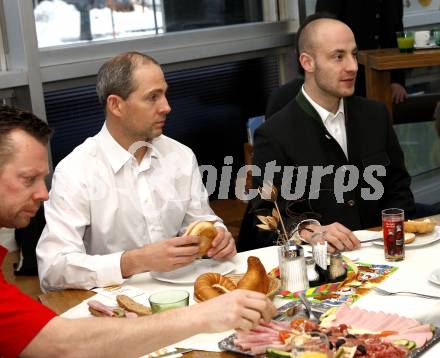 Eishockey Bundesliga. KAC. Fruehstueck in der Baeckerei Legat in Klagenfurt. Tory Jeff, Ratz Herbert. Klagenfurt, 4.1.2009.
Foto: Kuess
---
pressefotos, pressefotografie, kuess, qs, qspictures, sport, bild, bilder, bilddatenbank