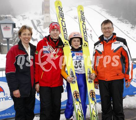 Schi nordisch. Schispringen. Juniorenweltmeister Lukas Mueller (AUT) mit Eltern und Bruder Alexander. Villach, am 8.2.2009.
Foto: Kuess
---
pressefotos, pressefotografie, kuess, qs, qspictures, sport, bild, bilder, bilddatenbank