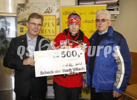 Schi nordisch. Schispringen. Villachs Stadtrat Sobe, Juniorenweltmeister Lukas Mueller (AUT), Oskar Passernig (Obmann SV Villach). Villach, am 8.2.2009.
Foto: Kuess
---
pressefotos, pressefotografie, kuess, qs, qspictures, sport, bild, bilder, bilddatenbank