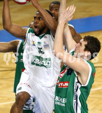 Basketball Bundesliga. Woerthersee Piraten gegen Kapfenberg Bulls. Timothy Burnette (Piraten), Heinz Kuegerl (Kapfenberg). Klagenfurt, 12.2.2009
Foto: Kuess 

---
pressefotos, pressefotografie, kuess, qs, qspictures, sport, bild, bilder, bilddatenbank