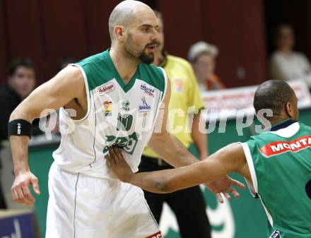 Basketball Bundesliga. Woerthersee Piraten gegen Kapfenberg Bulls. Joachim Buggelsheim (Piraten), Wayne Arnold (Kapfenberg). Klagenfurt, 12.2.2009
Foto: Kuess 

---
pressefotos, pressefotografie, kuess, qs, qspictures, sport, bild, bilder, bilddatenbank