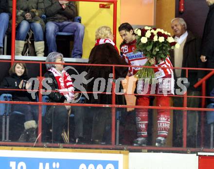 EBEL. Eishockey Bundesliga. KAC gegen EC Graz 99ers.Blumen für Heidi Horten von BRANDNER Christoph. Klagenfurt, am 13.2.2009.
Foto: Kuess 

---
pressefotos, pressefotografie, kuess, qs, qspictures, sport, bild, bilder, bilddatenbank