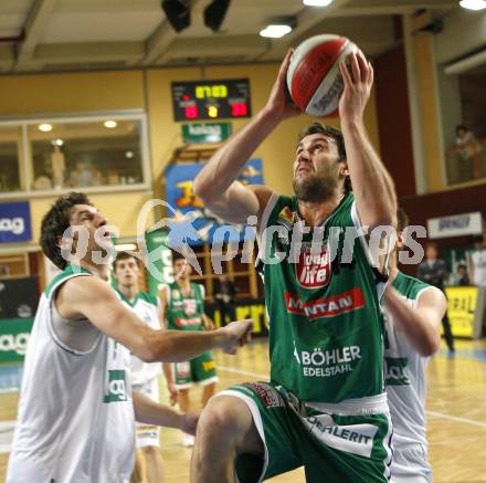 Basketball Bundesliga. Woerthersee Piraten gegen Kapfenberg Bulls. Selmir Husanovic (Piraten), Ramiz Suljanovic (Kapfenberg). Klagenfurt, 12.2.2009
Foto: Kuess 

---
pressefotos, pressefotografie, kuess, qs, qspictures, sport, bild, bilder, bilddatenbank