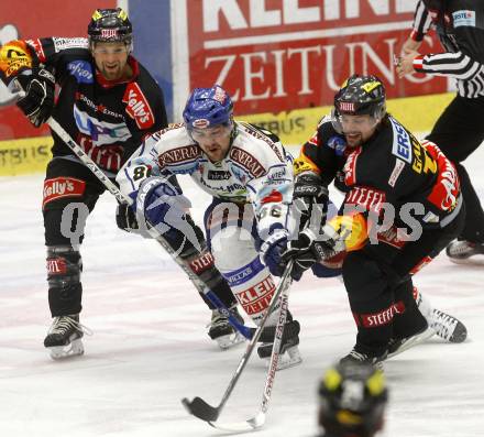 EBEL. Eishockey Bundesliga. EC Pasut VSV gegen EV VIENNA CAPITALS.  Jonathan Ferland, (VSV), Aaron Fox, Trevor Gallant (Vienna). Villach, am 13.2.2009.
Foto: Kuess 


---
pressefotos, pressefotografie, kuess, qs, qspictures, sport, bild, bilder, bilddatenbank