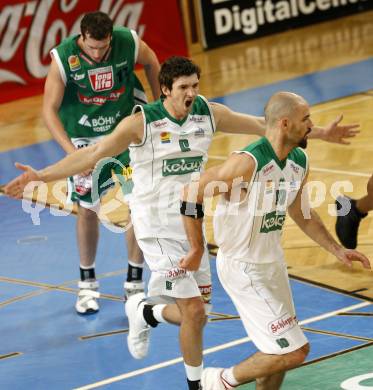 Basketball Bundesliga. Woerthersee Piraten gegen Kapfenberg Bulls. Jubel Selmir Husanovic, Joachim Buggelsheim (Piraten). Klagenfurt, 12.2.2009
Foto: Kuess 

---
pressefotos, pressefotografie, kuess, qs, qspictures, sport, bild, bilder, bilddatenbank