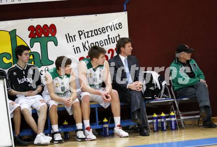 Basketball Bundesliga. Woerthersee Piraten gegen Kapfenberg Bulls. Martin Breithuber,  Jack Leasure, Rasid Mahalbasic, Trainer Mathias Jan Fischer, Klagenfurt, 12.2.2009
Foto: Kuess 

---
pressefotos, pressefotografie, kuess, qs, qspictures, sport, bild, bilder, bilddatenbank