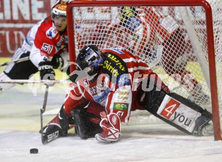 EBEL. Eishockey Bundesliga. KAC gegen HC TWK Innsbruck, Die Haie.  Travis Scott, (KAC),  Daniel Woger (Innsbruck). Klagenfurt, am 17.2.2009.
Foto: Kuess 

---
pressefotos, pressefotografie, kuess, qs, qspictures, sport, bild, bilder, bilddatenbank