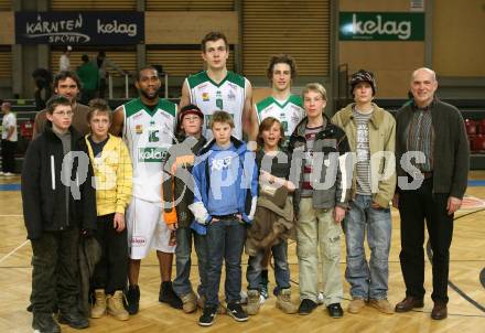 Basketball Bundesliga. Woerthersee Piraten gegen WBCKraftwerk Wels. Timothy Burnettek, Rasid Mahalbasic, Sebastian Schaal mit Kinder vom SOS Kinderdorf (Piraten).  Klagenfurt, 21.2.2009.
Foto: Kuess

---
pressefotos, pressefotografie, kuess, qs, qspictures, sport, bild, bilder, bilddatenbank