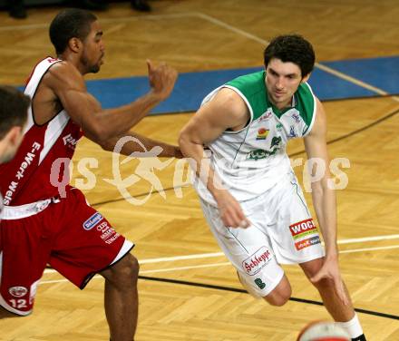 Basketball Bundesliga. Woerthersee Piraten gegen WBCKraftwerk Wels. Selmir Husanovic (Piraten), Brandon Thomas (Wels).  Klagenfurt, 21.2.2009.
Foto: Kuess

---
pressefotos, pressefotografie, kuess, qs, qspictures, sport, bild, bilder, bilddatenbank