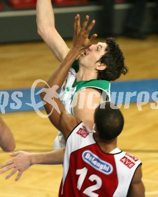 Basketball Bundesliga. Woerthersee Piraten gegen WBCKraftwerk Wels. Selmir Husanovic (Piraten), Brandon Thomas (Wels).  Klagenfurt, 21.2.2009.
Foto: Kuess

---
pressefotos, pressefotografie, kuess, qs, qspictures, sport, bild, bilder, bilddatenbank