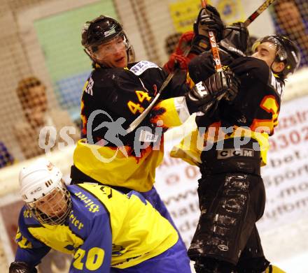 Eishockey. CHL. Althofen gegen Spittal. Kales Stefan (Althofen), Krassnitzer Martin, Kudler Daniel (Spittal). Althofen, 25.2.2009.
Foto: Kuess
---
pressefotos, pressefotografie, kuess, qs, qspictures, sport, bild, bilder, bilddatenbank