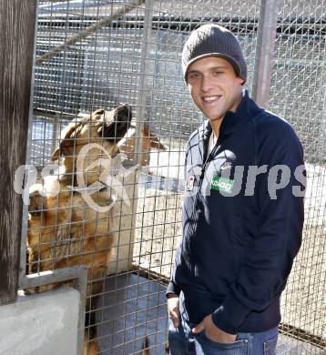 Fussball. Bundesliga. SK Austria Kaernten. Scheckuebergabe an das Tierheim Klagenfurt. Zlatko Junuzovic. Klagenfurt, 25.2.2009.
Foto: Kuess
---
pressefotos, pressefotografie, kuess, qs, qspictures, sport, bild, bilder, bilddatenbank