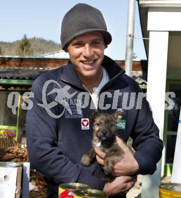 Fussball. Bundesliga. SK Austria Kaernten. Scheckuebergabe an das Tierheim Klagenfurt. Zlatko Junuzovic. Klagenfurt, 25.2.2009.
Foto: Kuess
---
pressefotos, pressefotografie, kuess, qs, qspictures, sport, bild, bilder, bilddatenbank