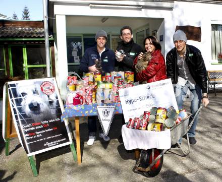 Fussball. Bundesliga. SK Austria Kaernten. Scheckuebergabe an das Tierheim Klagenfurt. Zlatko Junuzovic, Atdhe Nuhiu, Matthias Dollinger, Dr. Marina Zuzzi-Krebitz (Praesidentin des Tierheimes). Klagenfurt, 25.2.2009.
Foto: Kuess
---
pressefotos, pressefotografie, kuess, qs, qspictures, sport, bild, bilder, bilddatenbank