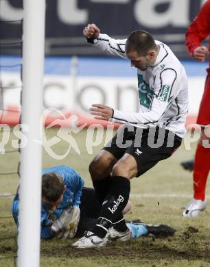 Fussball. Tipp3-Bundesliga. SK Austria Kelag Kaernten  gegen SV Mattersburg. Oliver Pusztai, (Austria Kaernten), Thomas Borenitsch (Mattersburg). Klagenfurt, 28.2.2009. 
Foto: Kuess

---
pressefotos, pressefotografie, kuess, qs, qspictures, sport, bild, bilder, bilddatenbank