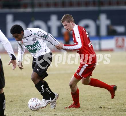 Fussball. Tipp3-Bundesliga. SK Austria Kelag Kaernten  gegen SV Mattersburg. Sandro Jose Da Silva,  (Austria Kaernten), Domenik Doleschal (Mattersburg). Klagenfurt, 28.2.2009. 
Foto: Kuess

---
pressefotos, pressefotografie, kuess, qs, qspictures, sport, bild, bilder, bilddatenbank