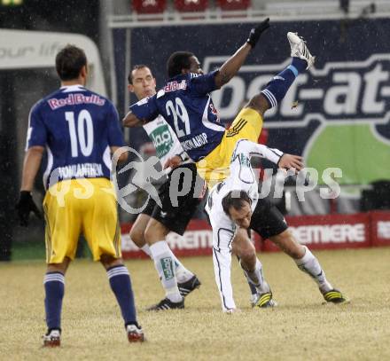 Fussball. Tipp3-Bundesliga. SK Austria Kelag Kaernten  gegen RB Salzburg. Manuel Ortlechner, (Austria Kaernten), Louis Mahop Ngwat (Salzburg). Klagenfurt, 4.3..2009. 
Foto: Kuess

---
pressefotos, pressefotografie, kuess, qs, qspictures, sport, bild, bilder, bilddatenbank