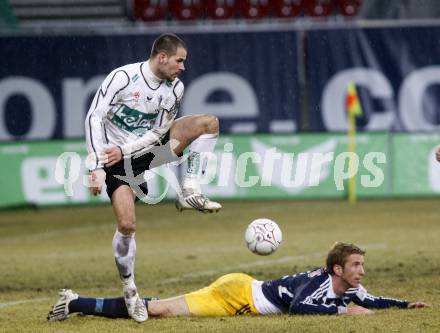 Fussball. Tipp3-Bundesliga. SK Austria Kelag Kaernten  gegen RB Salzburg. Oliver Pusztai, (Austria Kaernten), Marc Janko (Salzburg). Klagenfurt, 4.3..2009. 
Foto: Kuess

---
pressefotos, pressefotografie, kuess, qs, qspictures, sport, bild, bilder, bilddatenbank