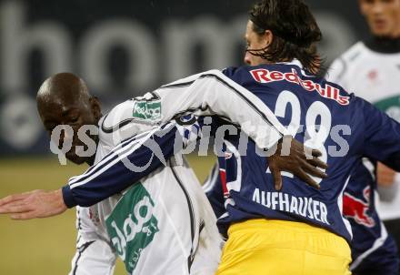 Fussball. Tipp3-Bundesliga. SK Austria Kelag Kaernten  gegen RB Salzburg. Modou Jagne, (Austria Kaernten), Rene Aufhauser (Salzburg). Klagenfurt, 4.3..2009. 
Foto: Kuess

---
pressefotos, pressefotografie, kuess, qs, qspictures, sport, bild, bilder, bilddatenbank