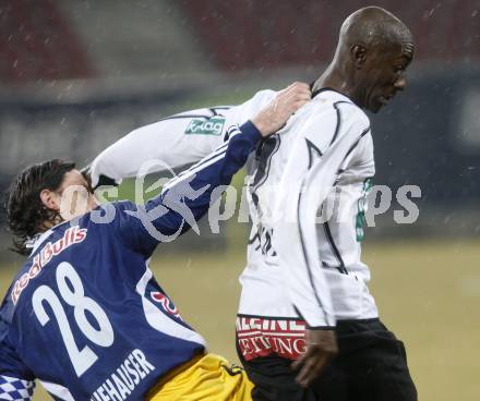 Fussball. Tipp3-Bundesliga. SK Austria Kelag Kaernten  gegen RB Salzburg. Modou Jagne, (Austria Kaernten), Rene Aufhauser (Salzburg). Klagenfurt, 4.3..2009. 
Foto: Kuess

---
pressefotos, pressefotografie, kuess, qs, qspictures, sport, bild, bilder, bilddatenbank