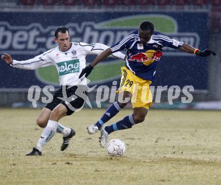 Fussball. Tipp3-Bundesliga. SK Austria Kelag Kaernten  gegen RB Salzburg. Christian Prawda, (Austria Kaernten), Louis Mahop Ngwat (Salzburg). Klagenfurt, 4.3..2009. 
Foto: Kuess

---
pressefotos, pressefotografie, kuess, qs, qspictures, sport, bild, bilder, bilddatenbank