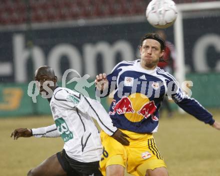 Fussball. Tipp3-Bundesliga. SK Austria Kelag Kaernten  gegen RB Salzburg. Modou Jagne, (Austria Kaernten), Rene Aufhauser (Salzburg). Klagenfurt, 4.3..2009. 
Foto: Kuess

---
pressefotos, pressefotografie, kuess, qs, qspictures, sport, bild, bilder, bilddatenbank