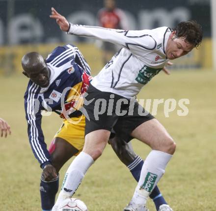 Fussball. Tipp3-Bundesliga. SK Austria Kelag Kaernten  gegen RB Salzburg. Maier Santos Schumacher Thiago (Austria Kaernten), Ibrahim Sekagya (Salzburg). Klagenfurt, 4.3..2009. 
Foto: Kuess

---
pressefotos, pressefotografie, kuess, qs, qspictures, sport, bild, bilder, bilddatenbank