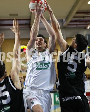 Basketball Bundesliga. Woerthersee Piraten gegen Guessing Knights. Selmir Husanovic (Piraten), Sebastian Koch (Guessing). Klagenfurt, am 8.3.2009.
Foto: Kuess
---
pressefotos, pressefotografie, kuess, qs, qspictures, sport, bild, bilder, bilddatenbank