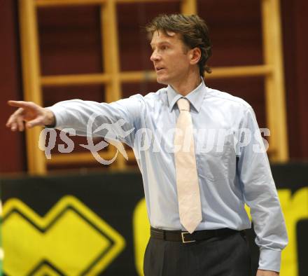 Basketball Bundesliga. Woerthersee Piraten gegen Guessing Knights. Trainer Mathias Fischer (Piraten), Jason Chappel. Klagenfurt, am 8.3.2009.
Foto: Kuess
---
pressefotos, pressefotografie, kuess, qs, qspictures, sport, bild, bilder, bilddatenbank