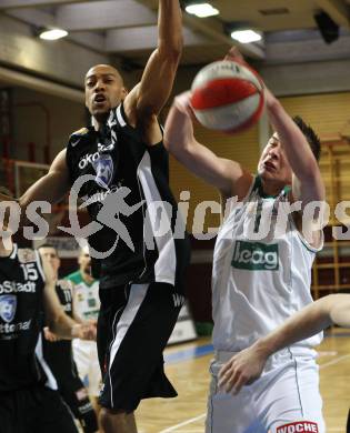 Basketball Bundesliga. Woerthersee Piraten gegen Guessing Knights. Rasid Mahalbasic (Piraten), Daniel Muellner (Guessing). Klagenfurt, am 8.3.2009.
Foto: Kuess
---
pressefotos, pressefotografie, kuess, qs, qspictures, sport, bild, bilder, bilddatenbank