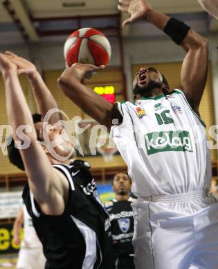 Basketball Bundesliga. Woerthersee Piraten gegen Guessing Knights. Tim Burnette (Piraten), Sebastian Koch (Guessing). Klagenfurt, am 8.3.2009.
Foto: Kuess
---
pressefotos, pressefotografie, kuess, qs, qspictures, sport, bild, bilder, bilddatenbank